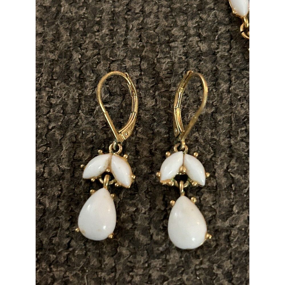 Avon Nina Ricci White Faux Opal Teardrop‎ Gold Tone Necklace Earring Set - Picture 3 of 5